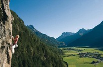 Dame am Berg klettern
