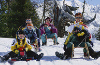 Familie am Rodeln im Ötztal